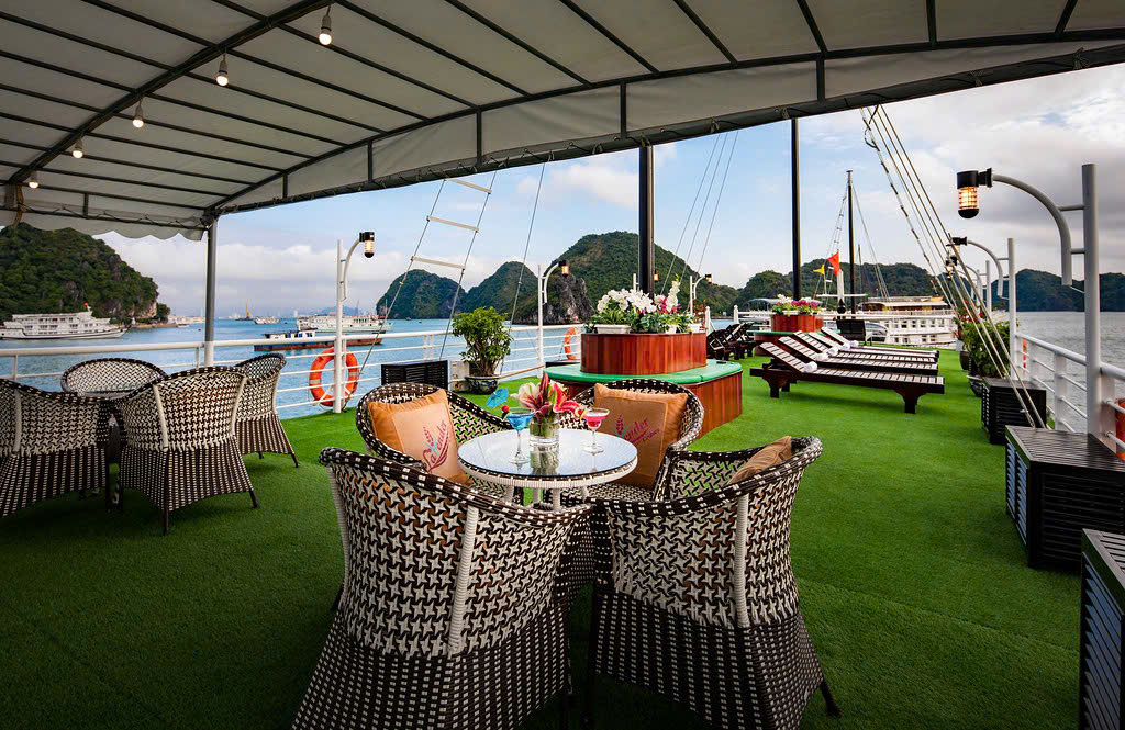 Lavender Elegend Halong Overnight Cruise Du thuyền 4 sao Lavender Hạ Long 2n1d, 3n2d