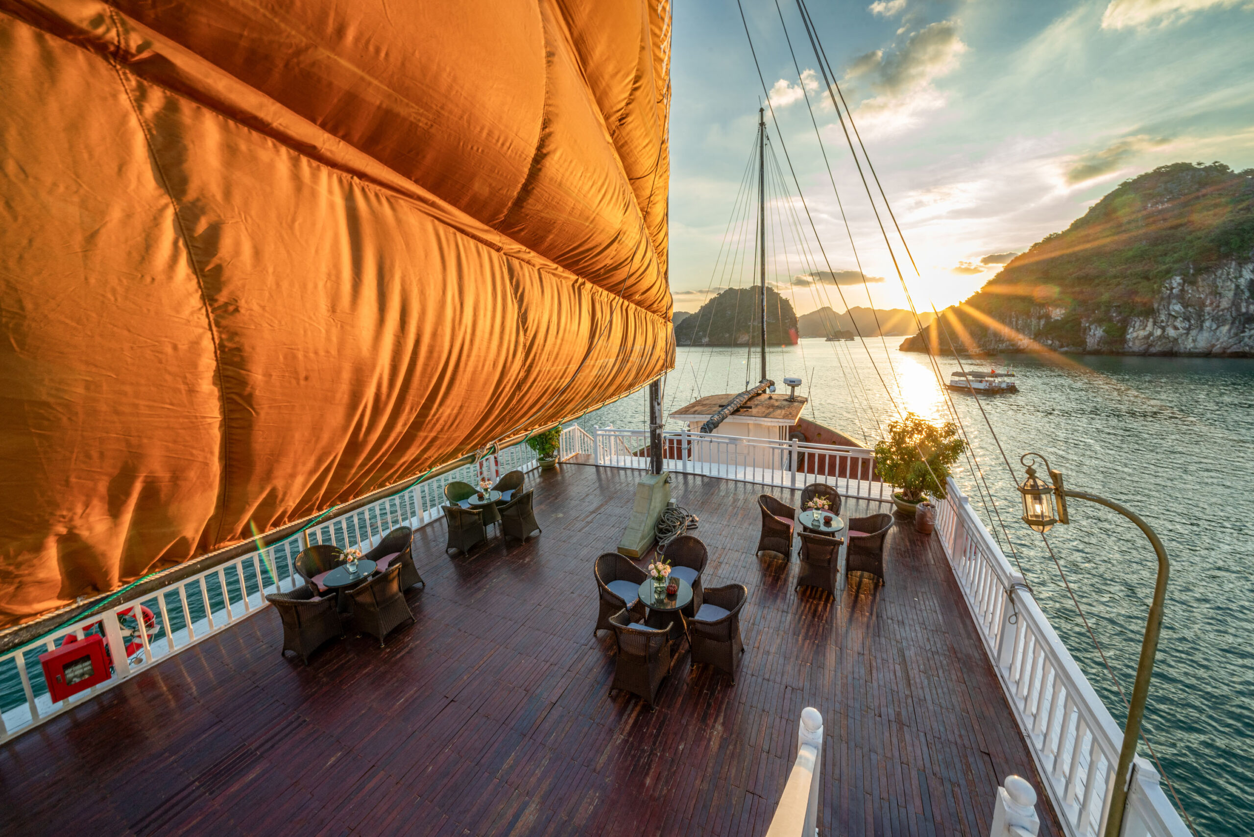 Indochina Sails Cruise Ha Long Du thuyền ngủ đêm 4 sao Vịnh Hạ Long: indochina sails tour 2n1d, 3n2d