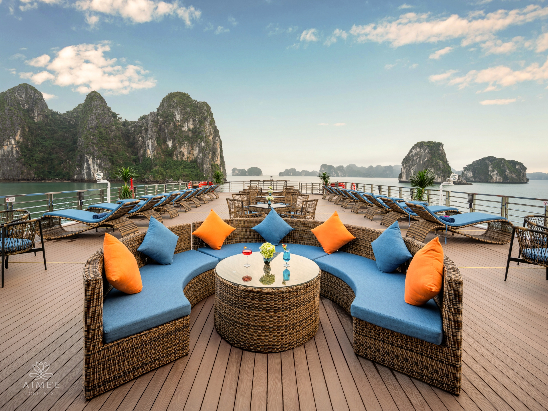 Aime'e Cruises - Amber Sky Bar (3)