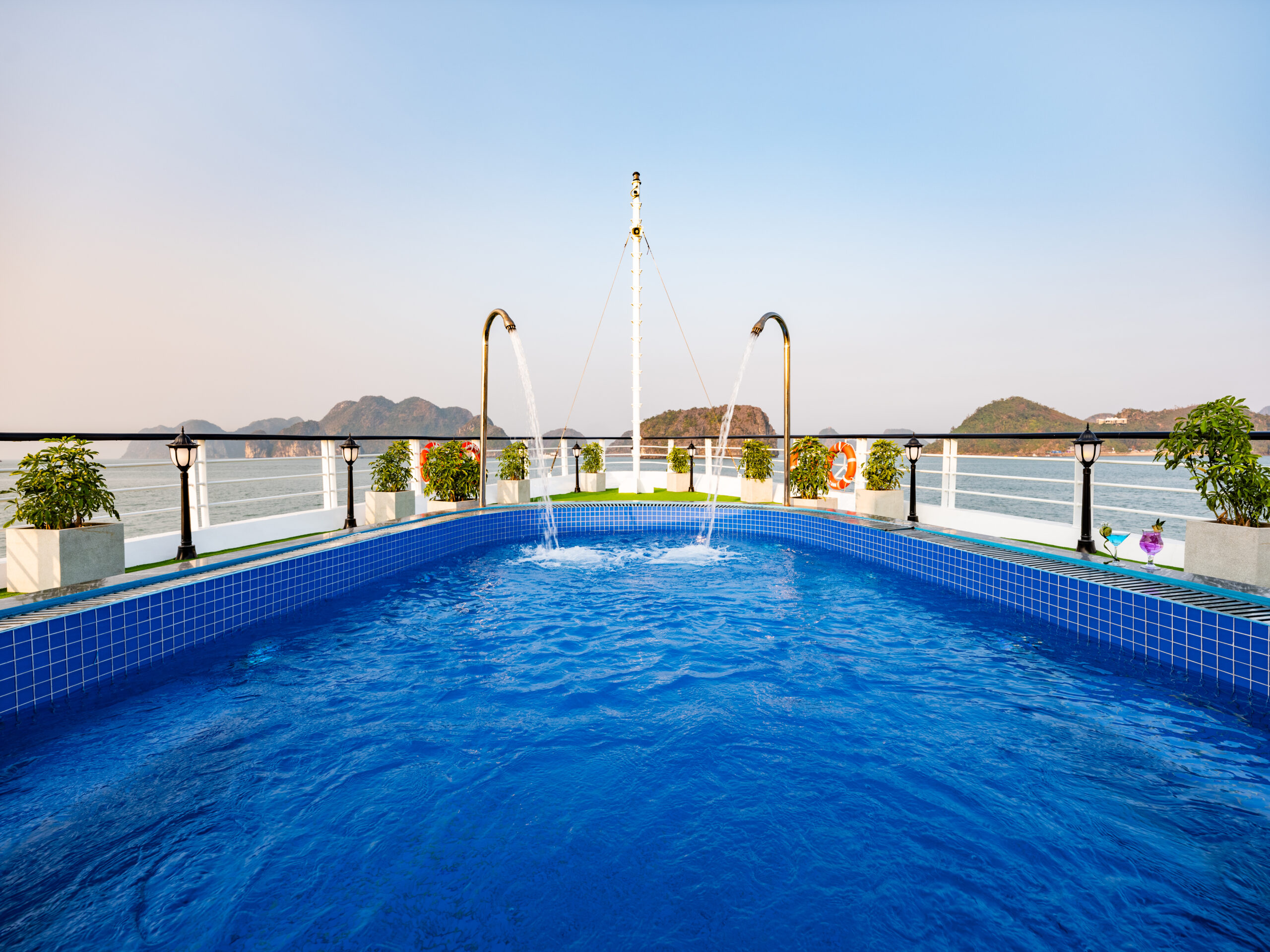 Doria Cruise - Du thuyền ngủ đêm 5 sao Vịnh Lan Hạ