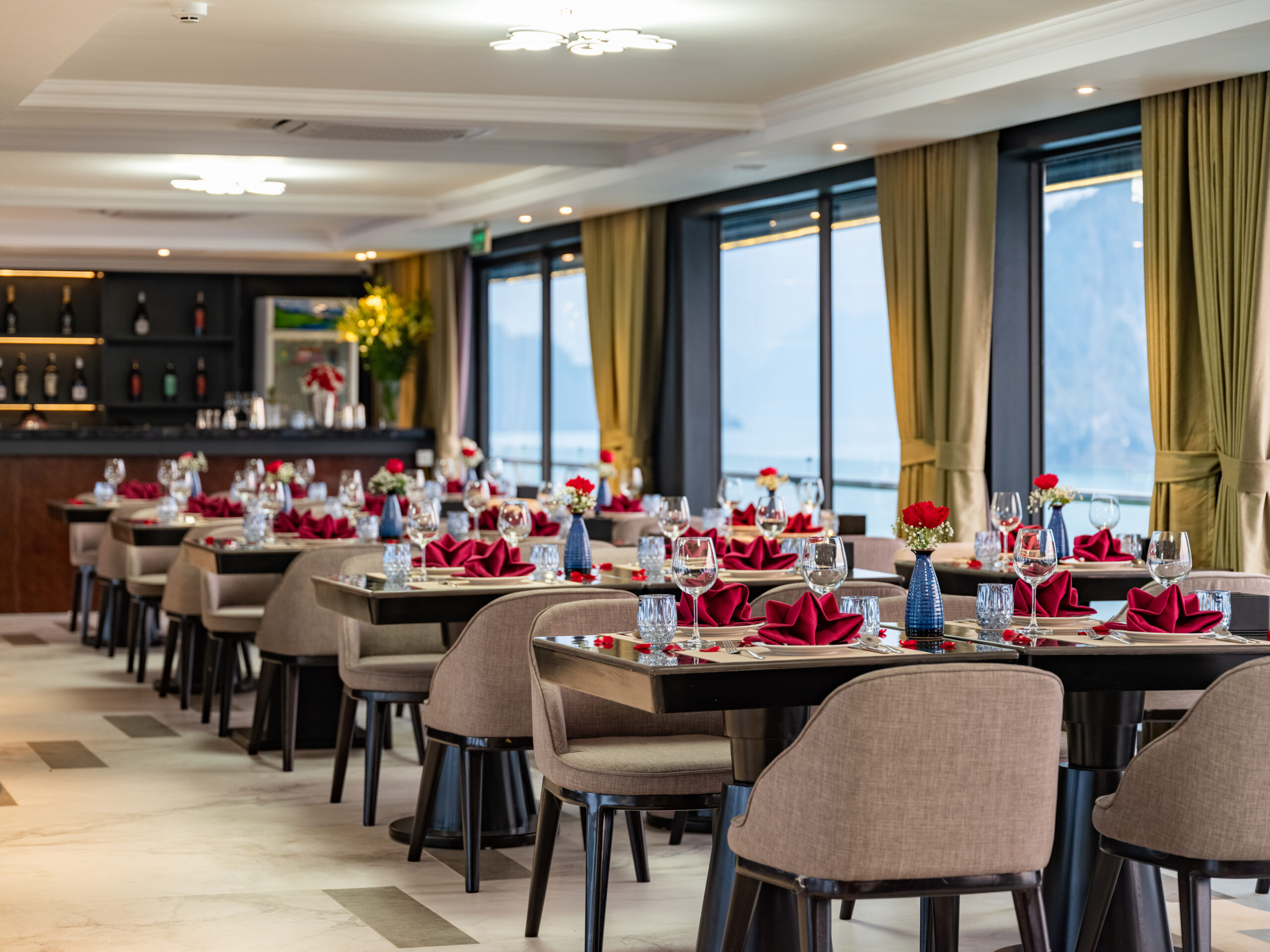 Doria Cruise - Du thuyền ngủ đêm 5 sao Vịnh Lan Hạ