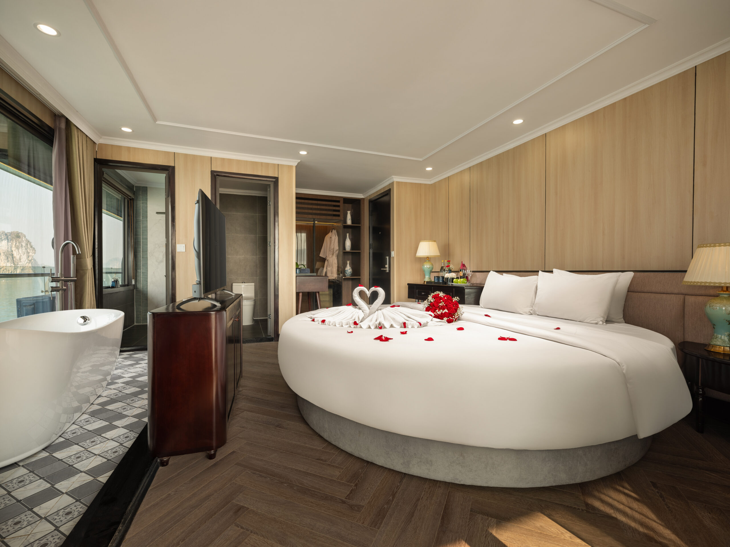 Doria Cruise - Du thuyền ngủ đêm 5 sao Vịnh Lan Hạ