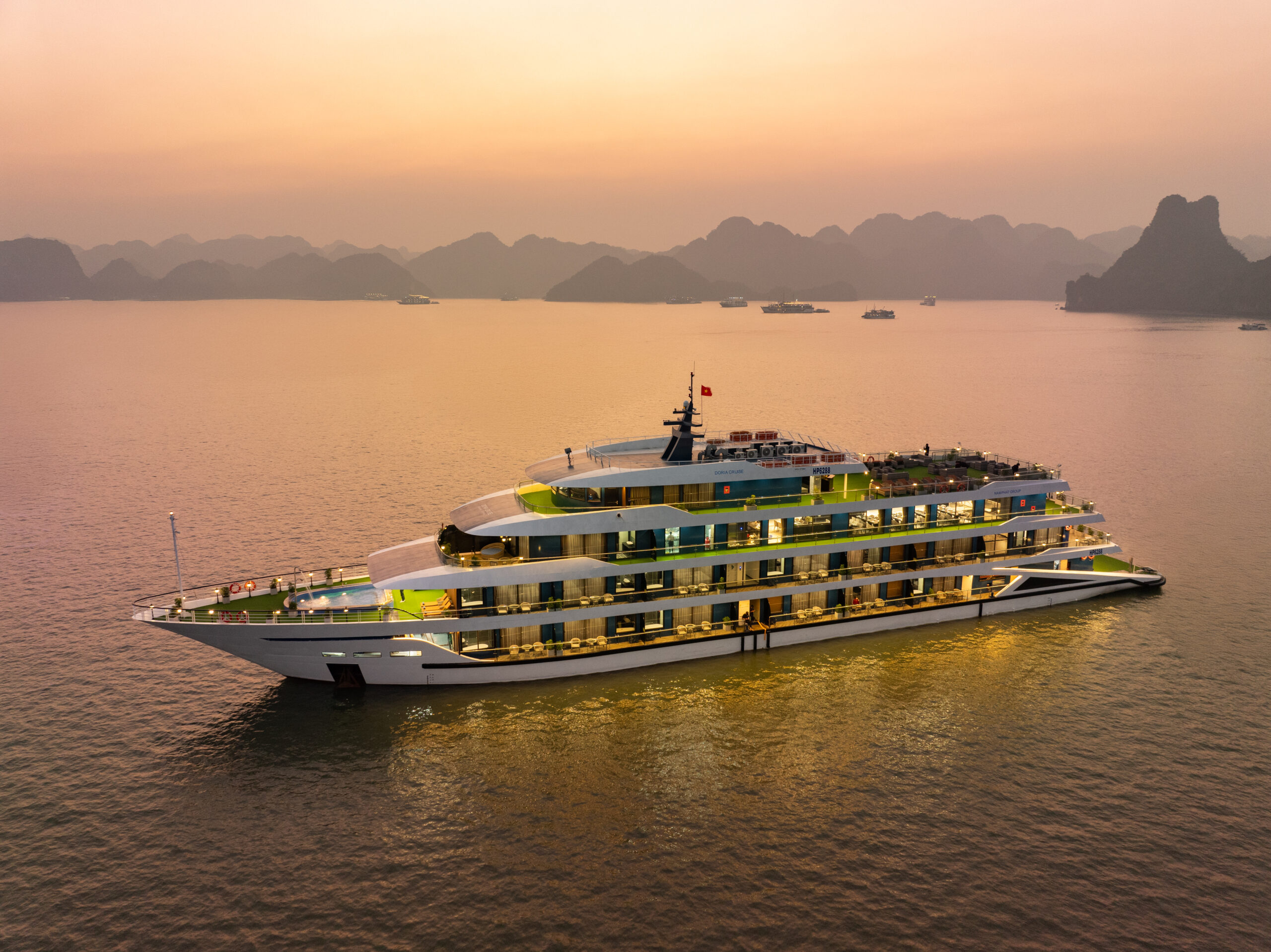 Doria Cruise - Du thuyền ngủ đêm 5 sao Vịnh Lan Hạ