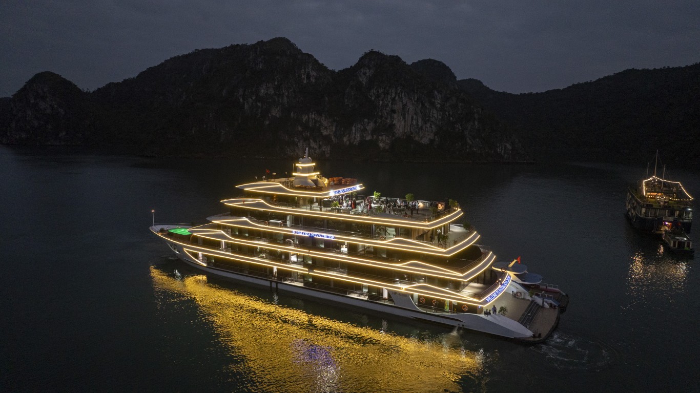 Halora Nova Cruise - Lan Hạ Over Night Cruise