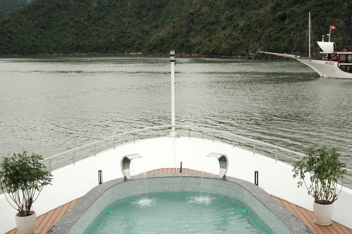 Halora Nova Cruise - Lan Hạ Over Night Cruise