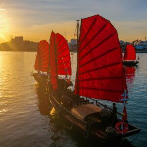 Tour Thuyền buồm đỏ ngắm cảnh Vịnh Hạ Long