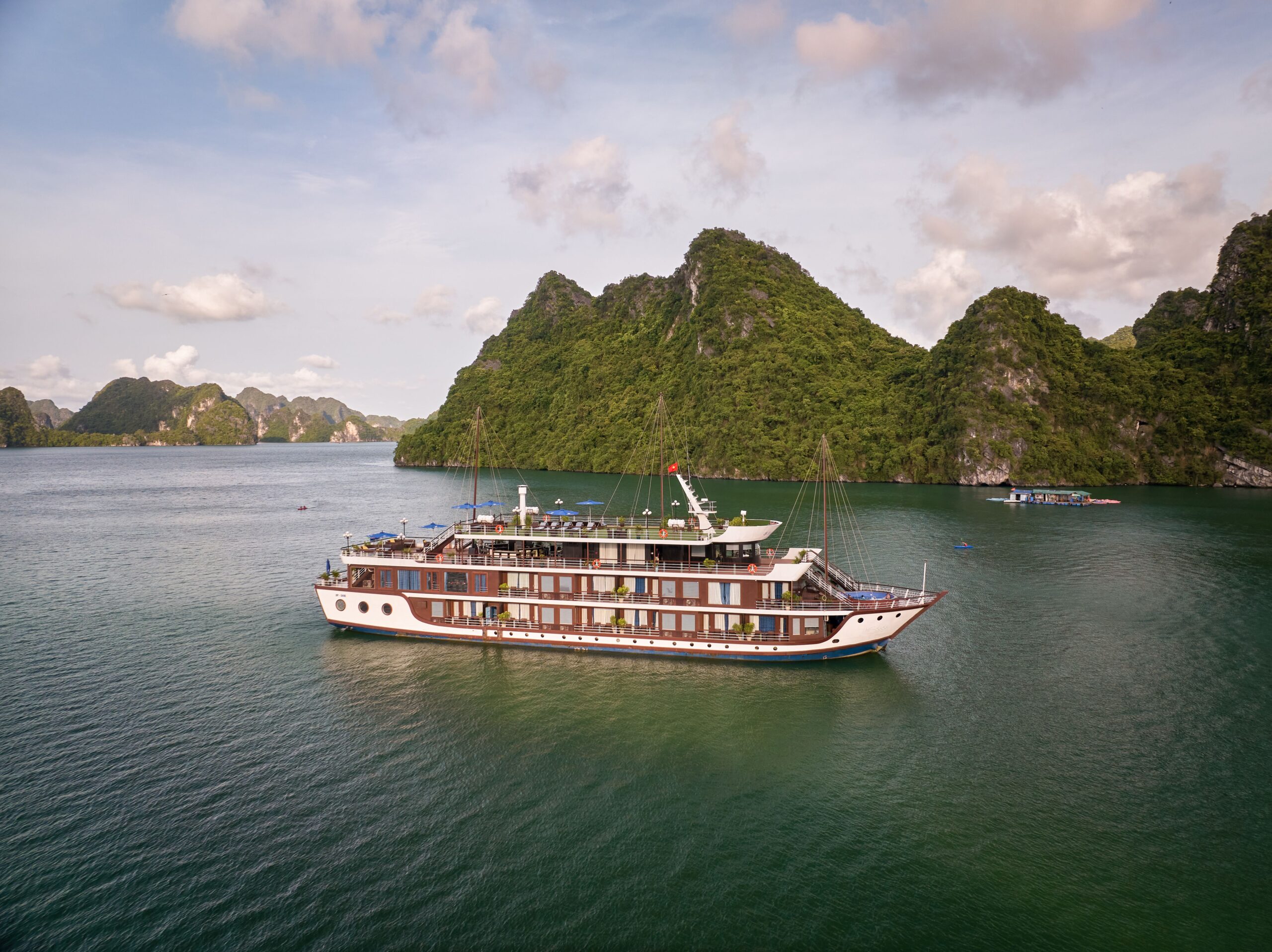 Le Jouney Elegance 5 star Cruise Lan Ha Bay