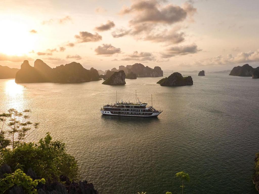 Le Jouney Elegance 5 star Cruise Lan Ha Bay Du thuyền 5 sao ngủ đêm Vịnh Lan Hạ 2n1d, 3n2d: Le Jouney Elegance