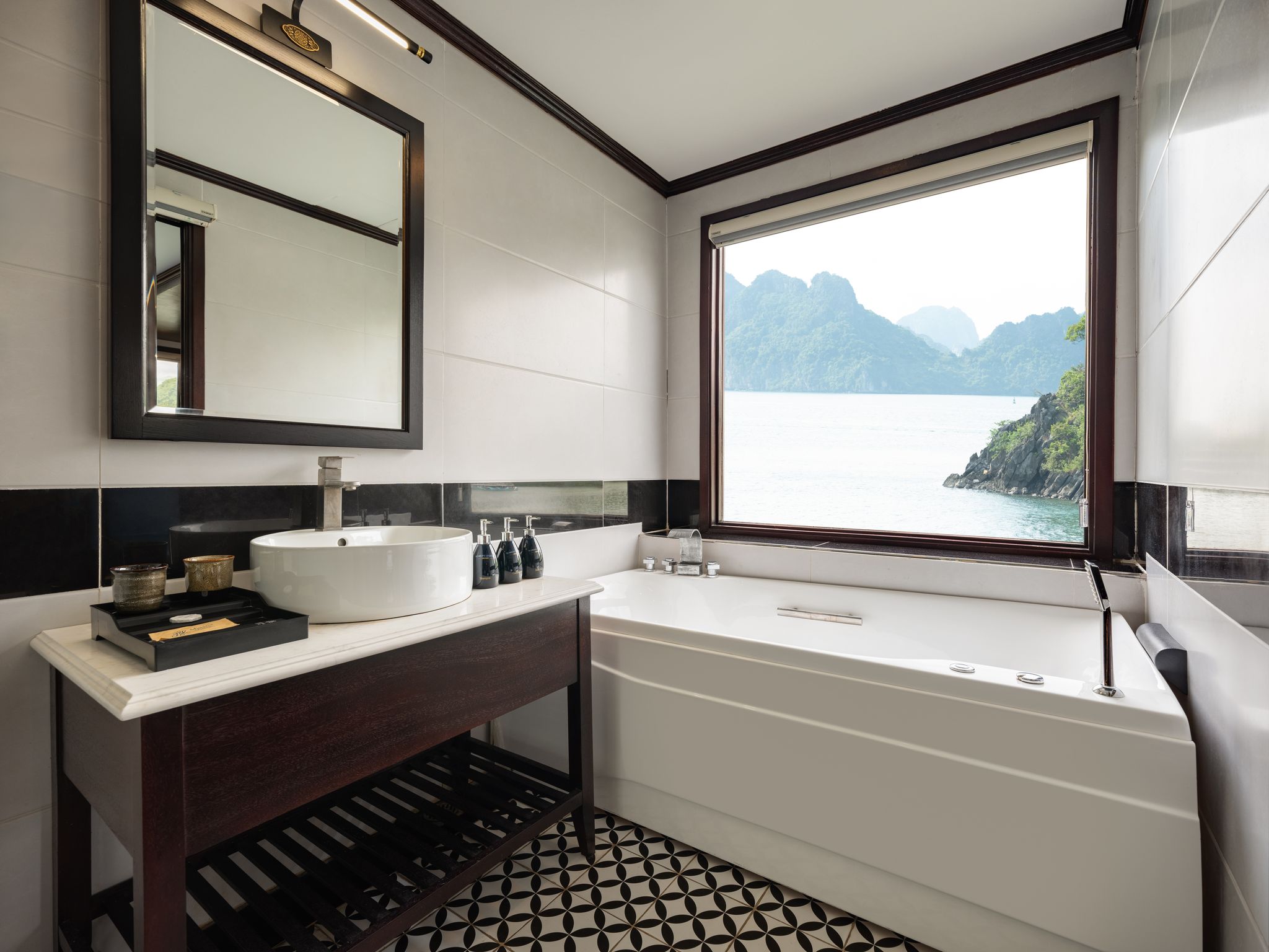 Le Jouney Elegance 5 star Cruise Lan Ha Bay