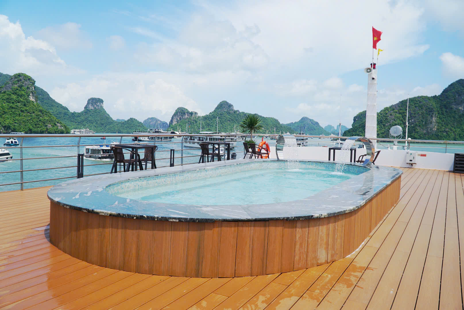 Halora Odyssea Lan Ha Bay 5 star cruiseHalo Tour Vịnh Lan Hạ 1 ngày, Du thuyền 5 sao Halora Odyssea