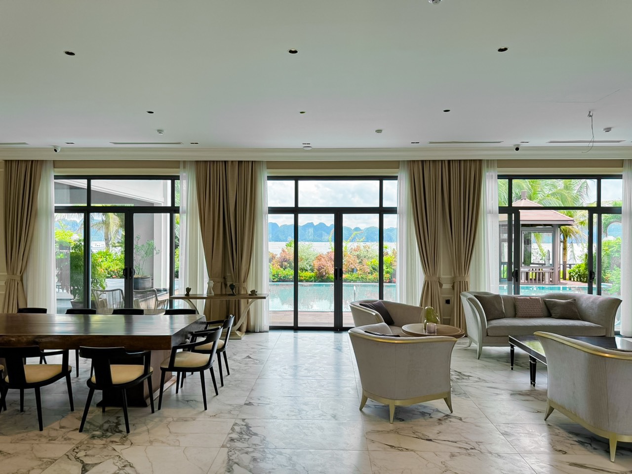 The One Villa 6PN đảo Tuần Châu, Quảng Ninh The One Villa, Villa 6 phòng ngủ view vịnh, bãi biển, bể bơi riêng, sân vườn