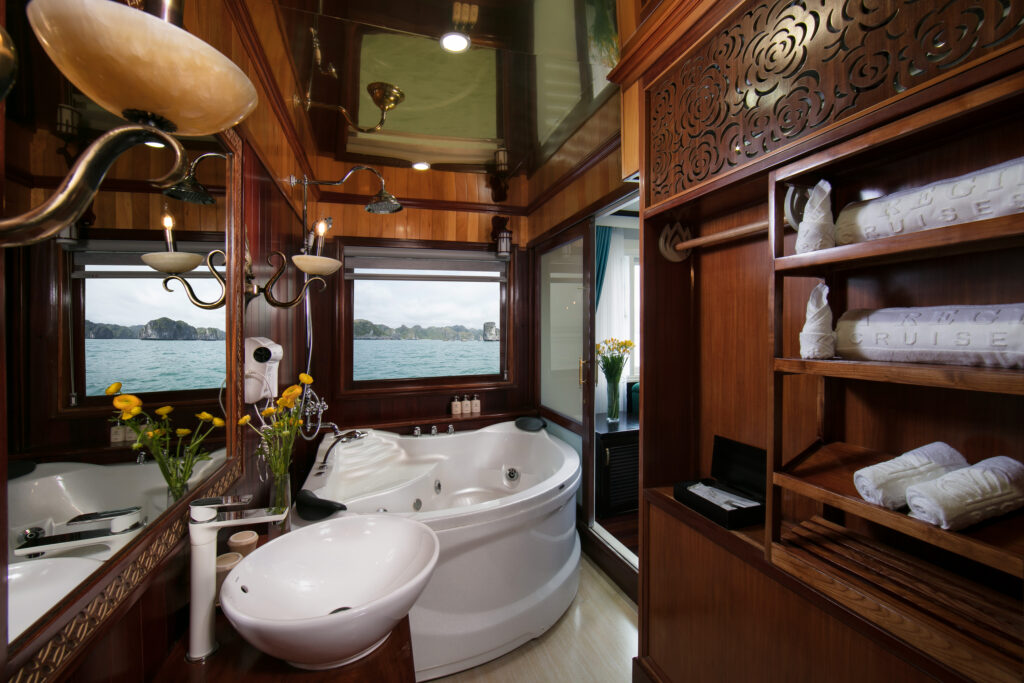 Tàu gỗ ngủ đêm Hạ Long Lan Hạ 2n1d, 3n2d: La Regina Royal